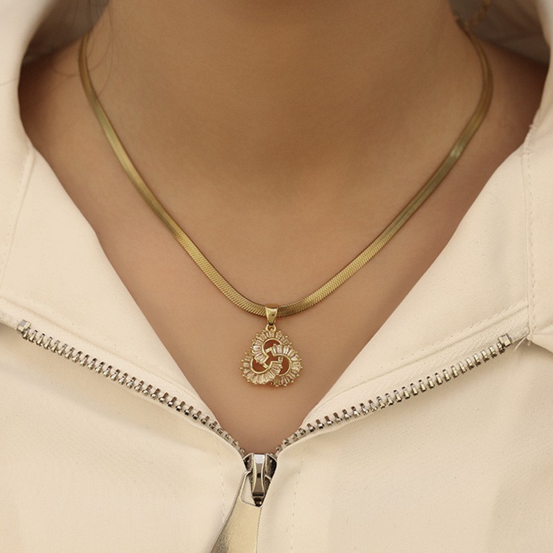 Snake Bones Chain Ginkgo Leaf Pendant Temperament Entry Lux Necklace