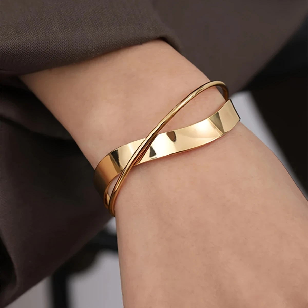 Elegant Golden-Tone Alloy Crossover Bracelet with Smooth Irregular Lines  A Versatile Accessory for Casual or Formal Attire