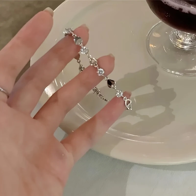 Elegant Heart-Shaped Charm Bracelet for Women  Simple, Luxurious Design with Zinc Alloy, Perfect for Casual Attire & Gifting