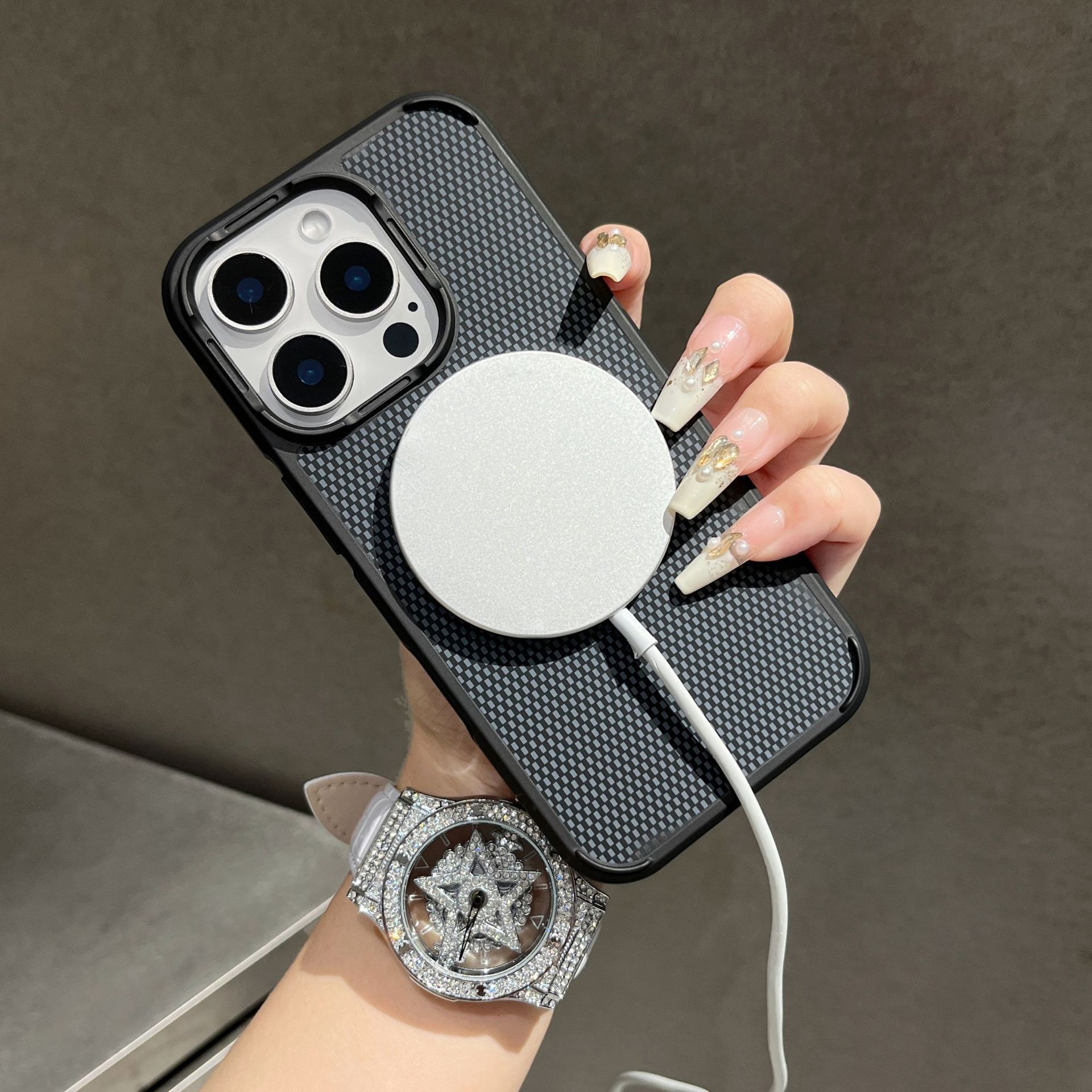 Carbon Fiber Magnetic Suction Shell With A Matte And Anti Drop Feel