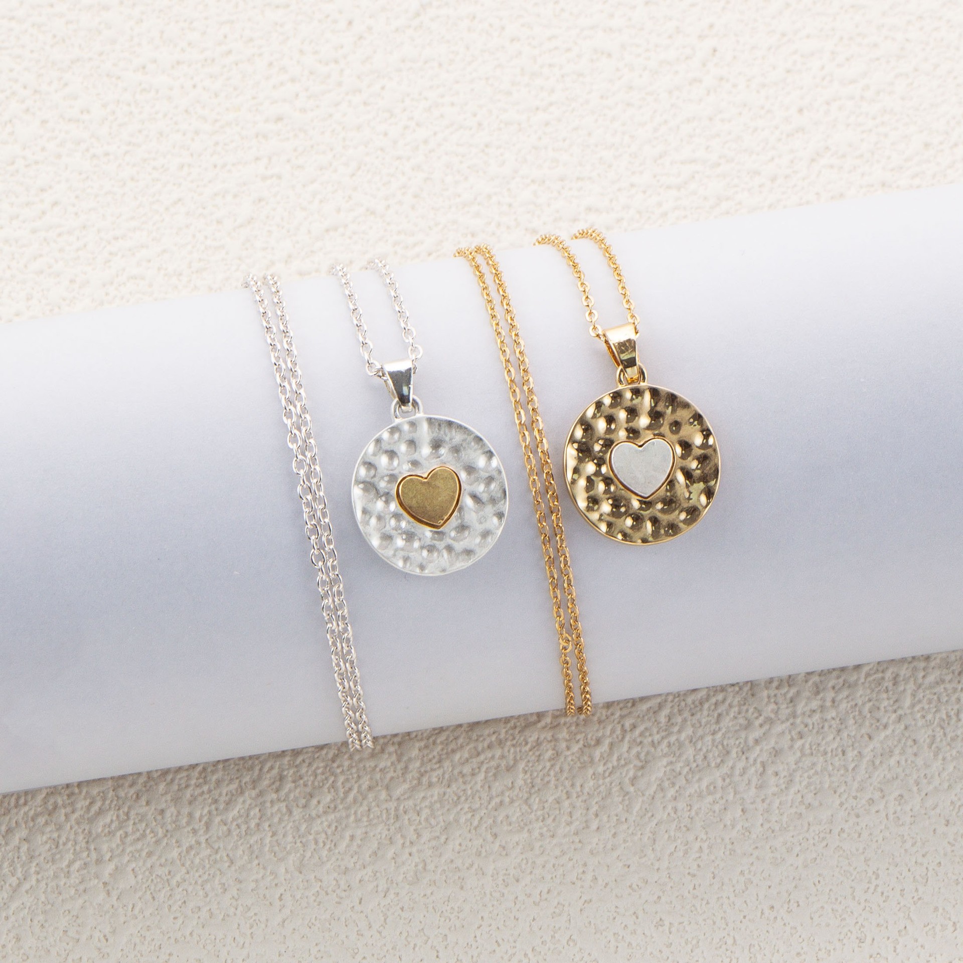 Women's Beating Pattern Shape Middle Inlaid Love Pendant Necklace