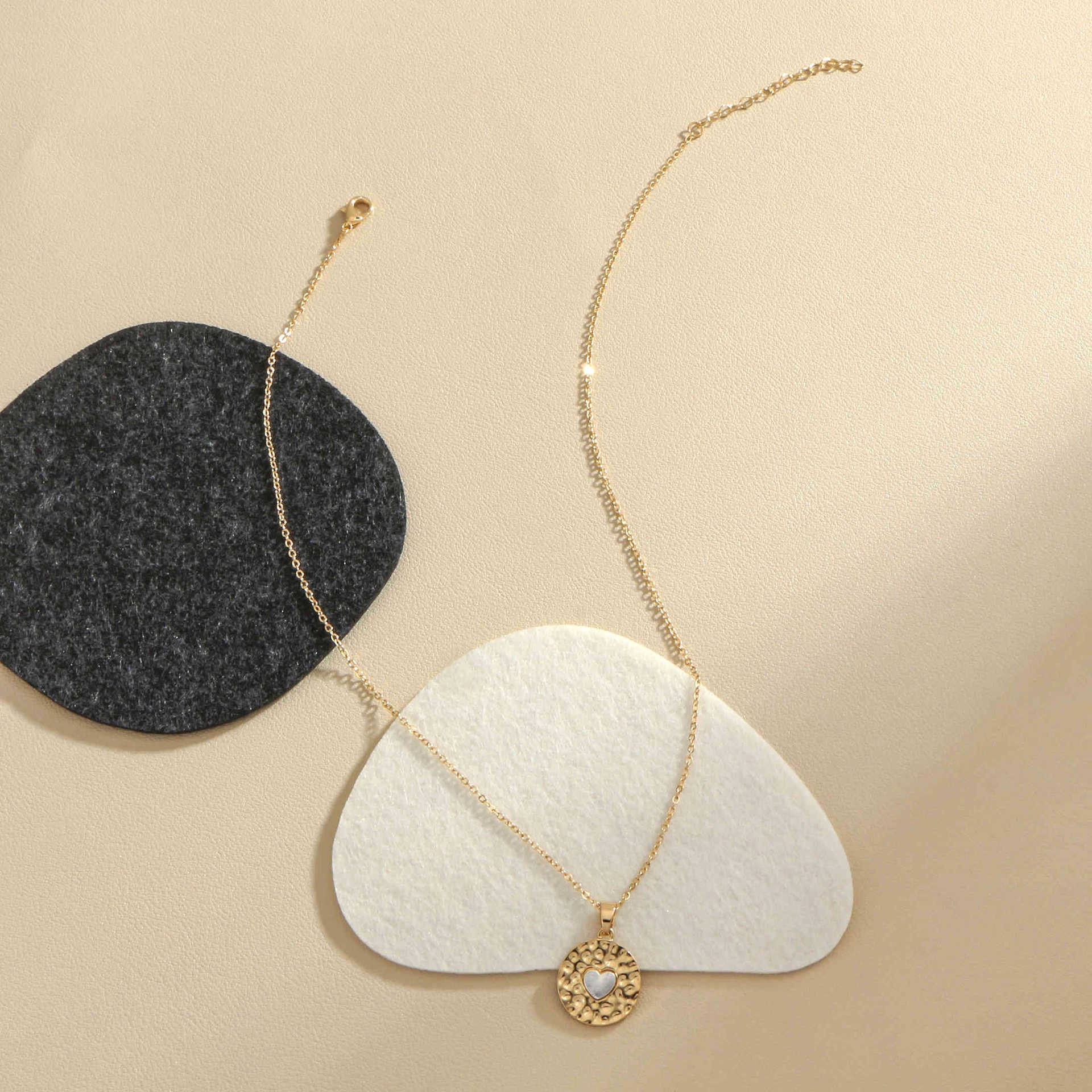 Women's Beating Pattern Shape Middle Inlaid Love Pendant Necklace