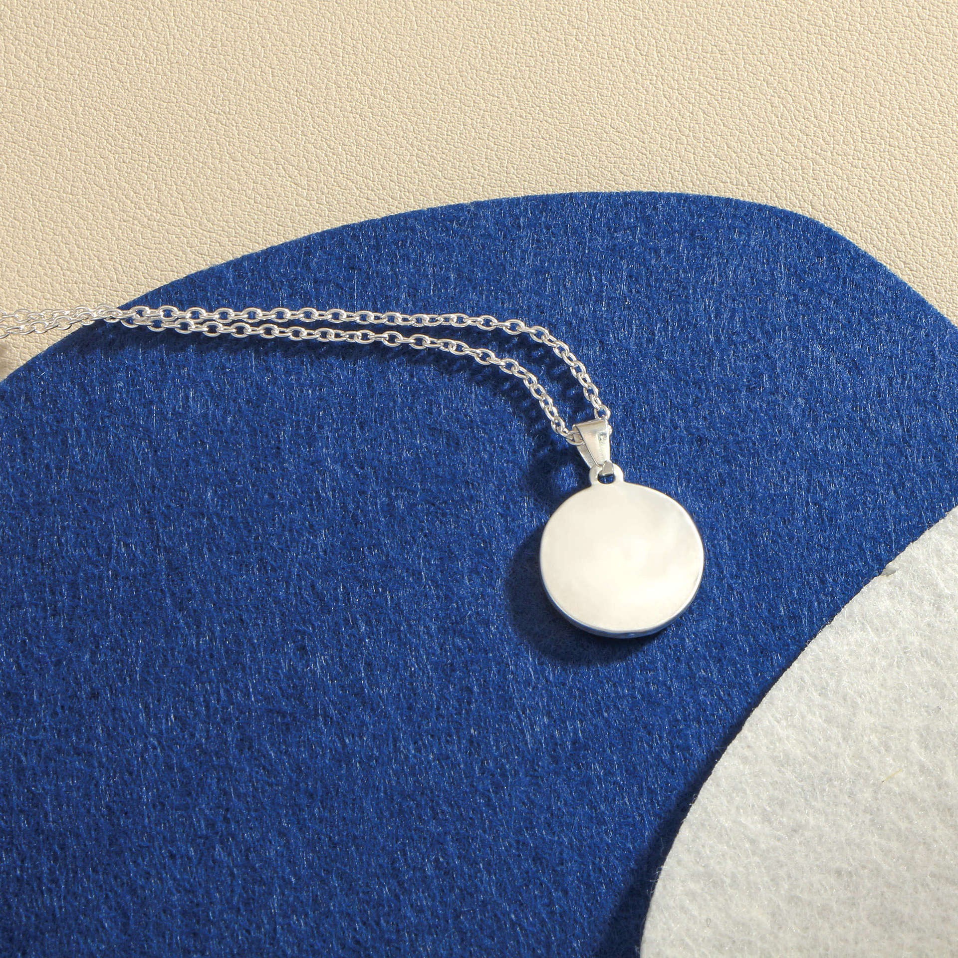 Women's Beating Pattern Shape Middle Inlaid Love Pendant Necklace