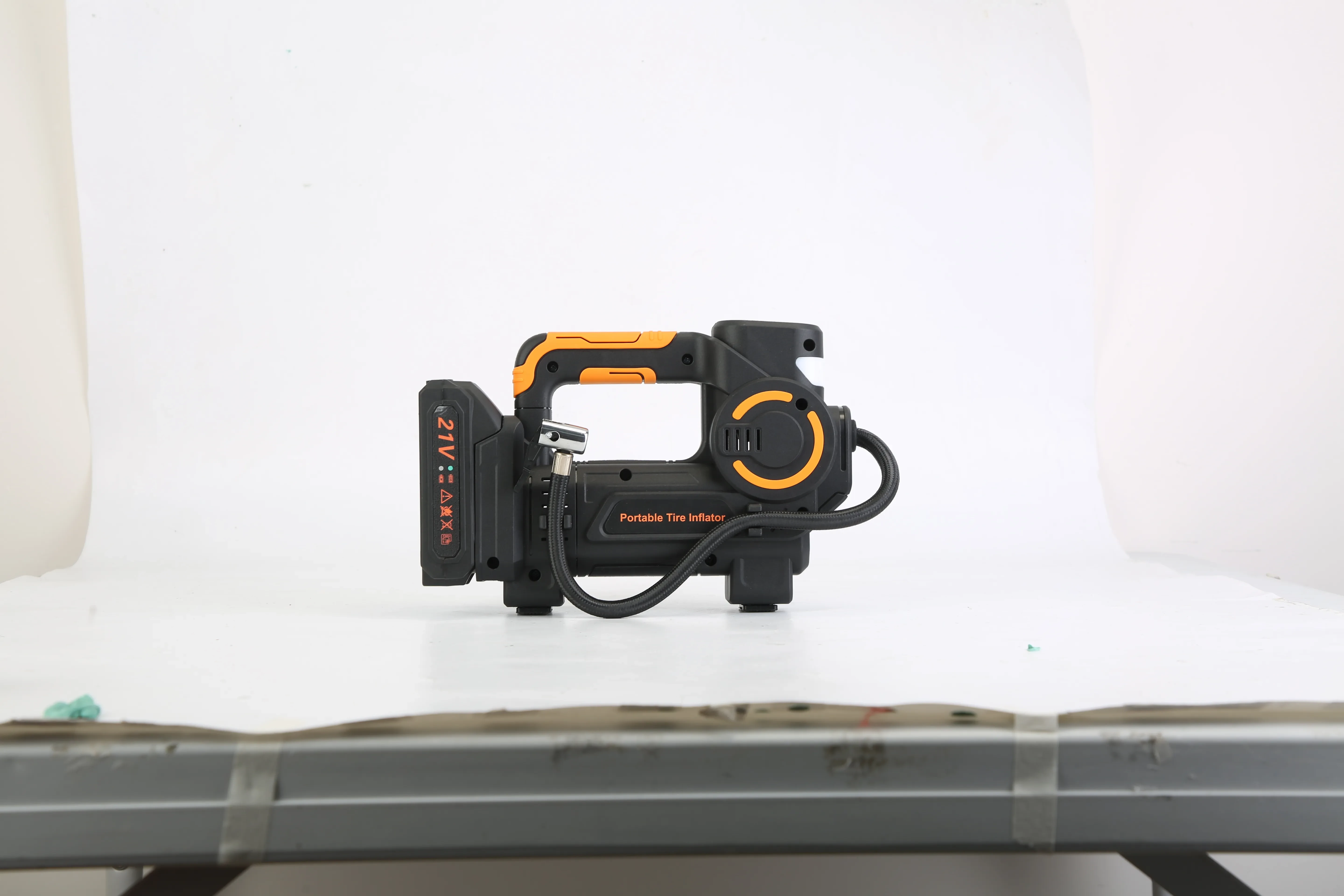 1Pc 140W 150PSI 21V Battery Powered Tire Inflator Cordless Air Inflator Digital Air Compressor With LED Light For Cars Motorcycles Bicycles Balls