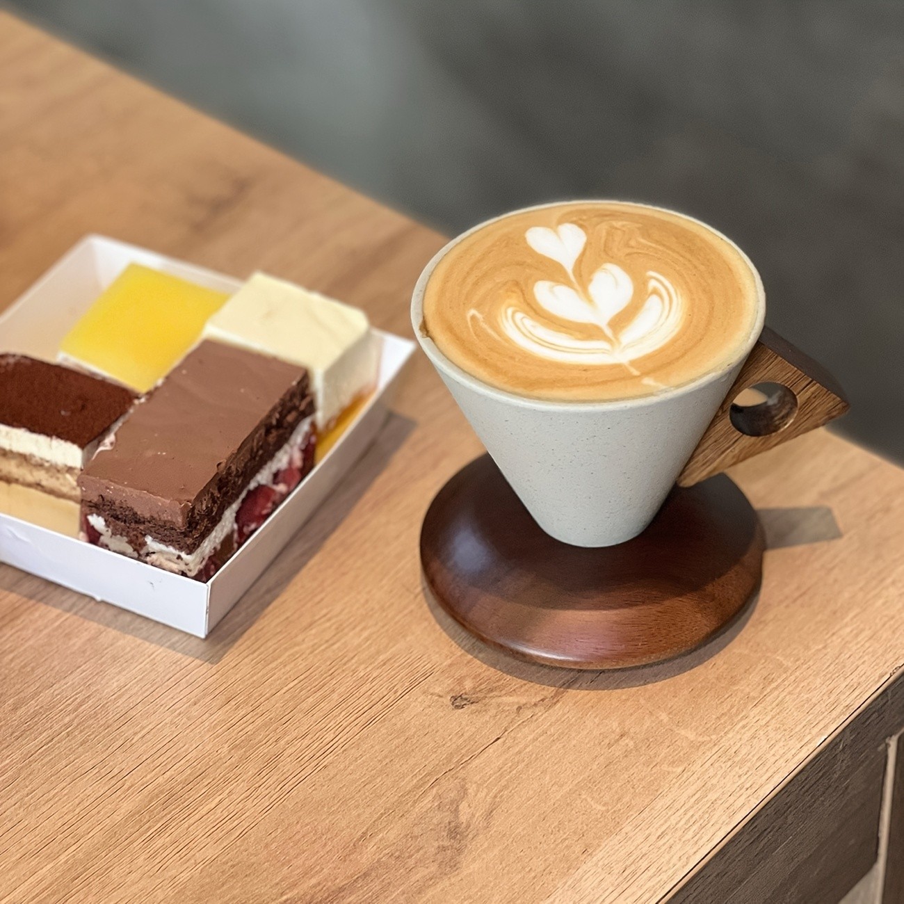 CEEFU Ceramic Coffee & Tea Mug with Wooden Saucer  Elegant Smooth-Finish Cup for Latte, Cappuccino & Holiday Drinks