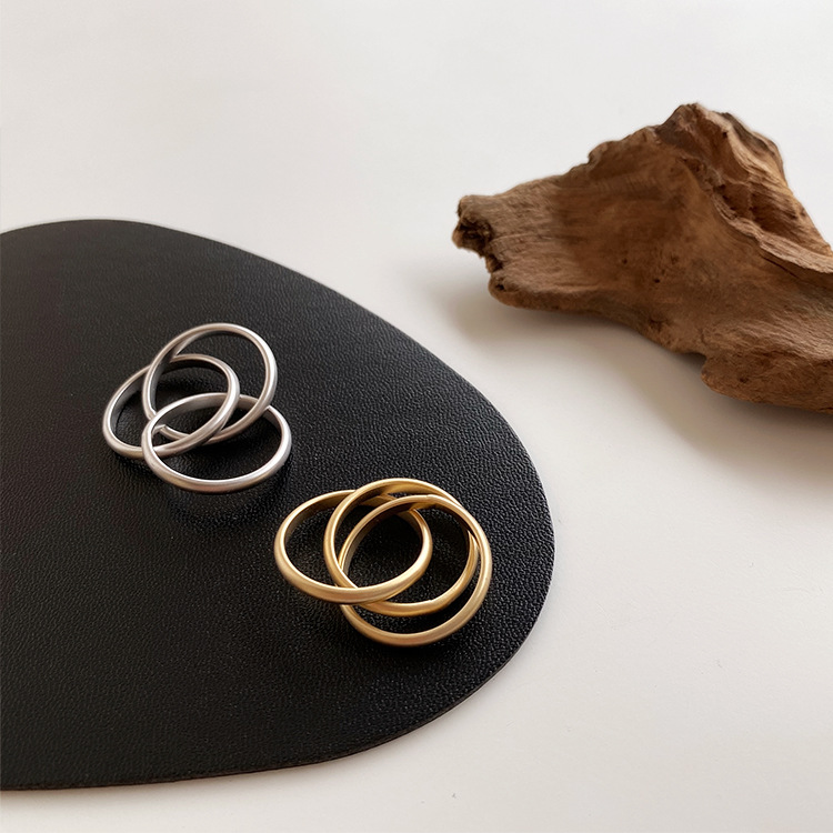 Multi-ring interlaced metal ring