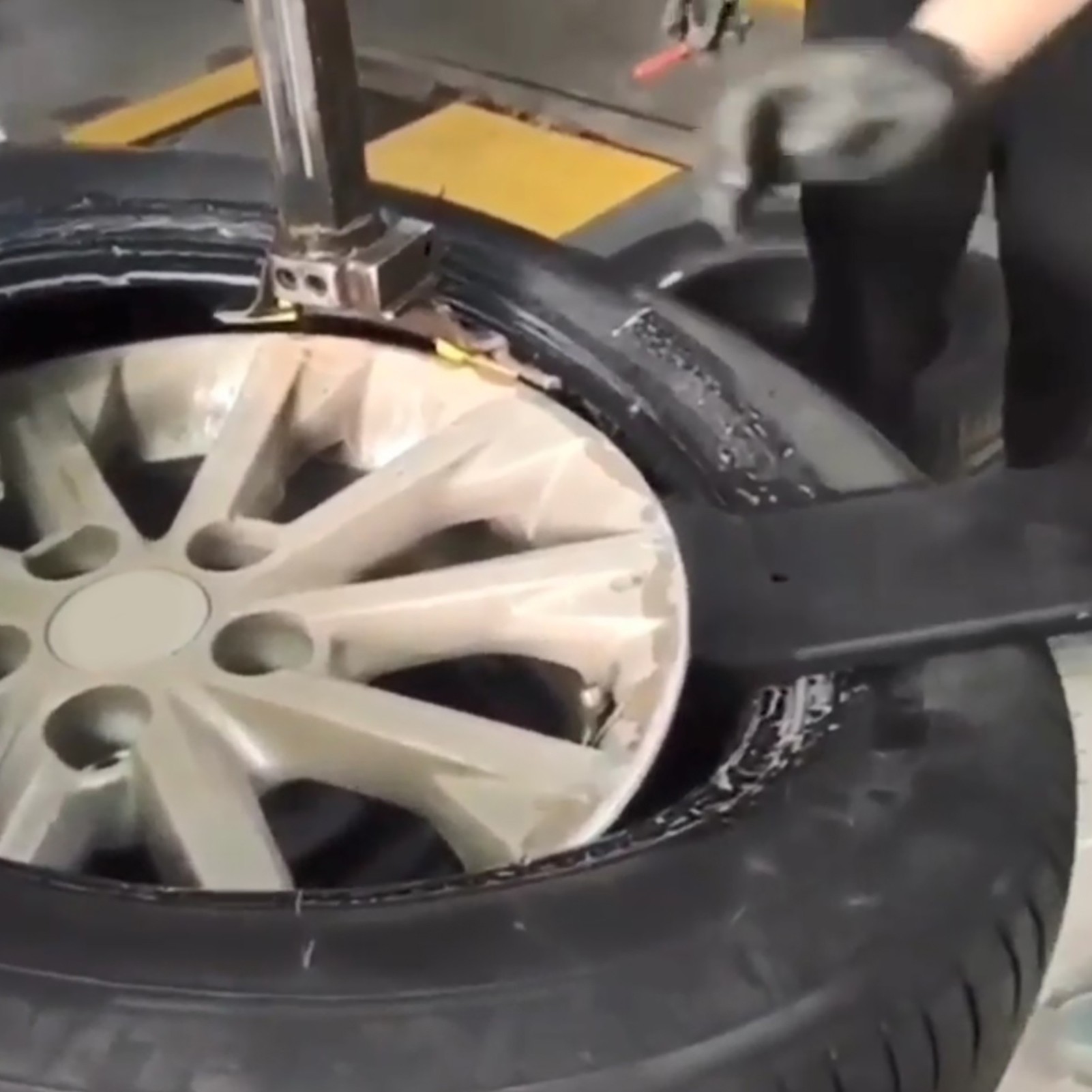 Auxiliary Tool For Car Tyre Installation