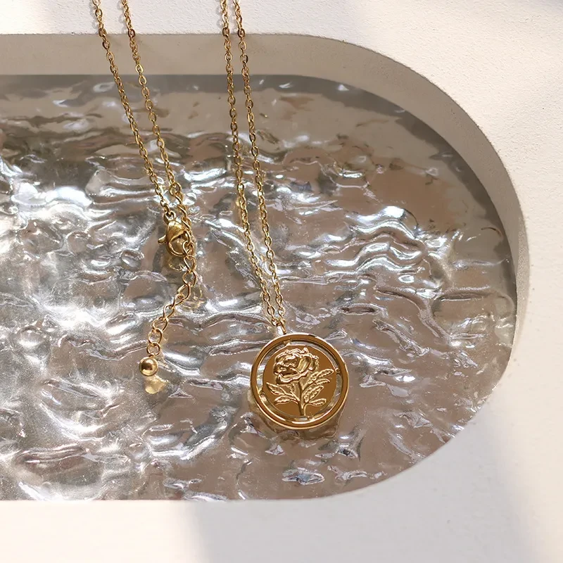 Titanium Steel French Retro Three-dimensional Flower Cutout Rose Necklace Electroplated 18K Gold