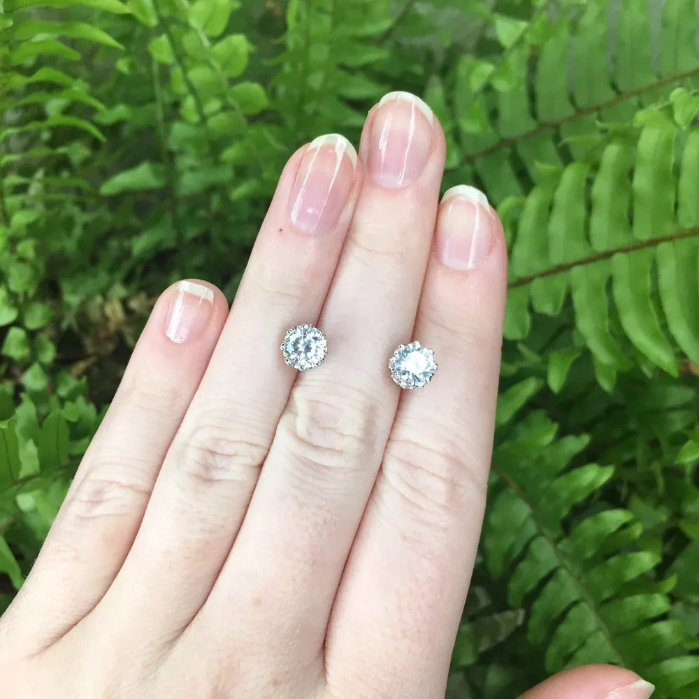 Zircon microinlaid white stone claw earring