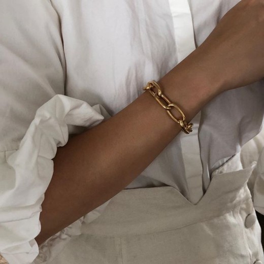 Personalized chain and fashionable hand accessories