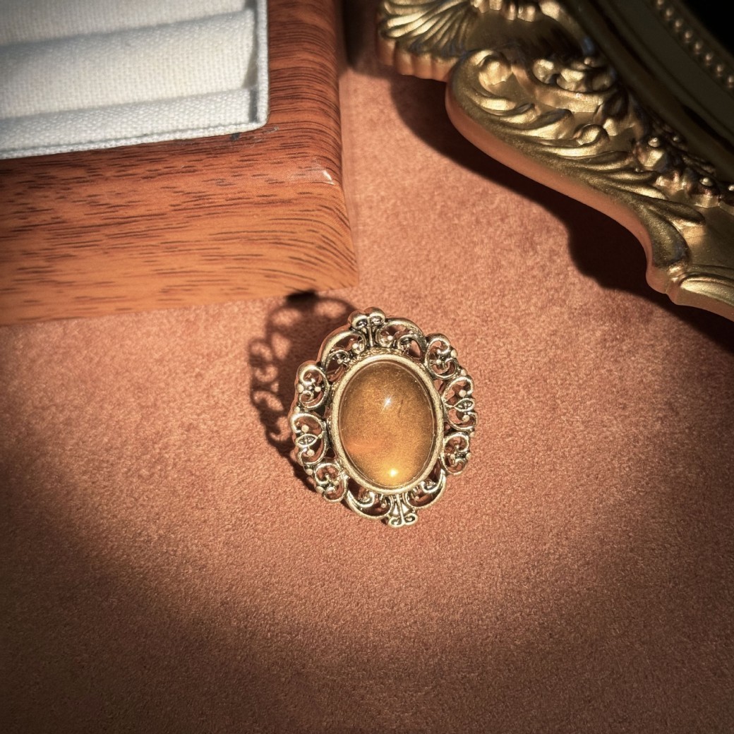 Retro Glass Maillard Light Luxury Ring