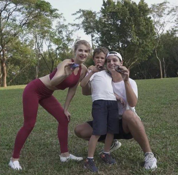 Flying Spinner, UFO Fingertip, Rechargeable Flying Gyroscope USB Toy, Red