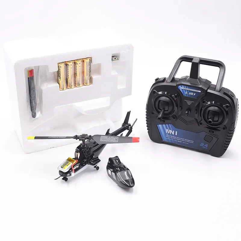 Flybarless four-channel remote control helicopter