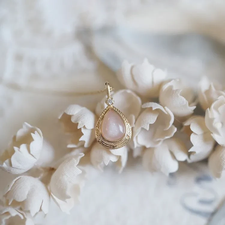 Fashion Drop Shaped Pendant Necklace