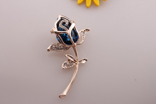 Rose fashion brooch