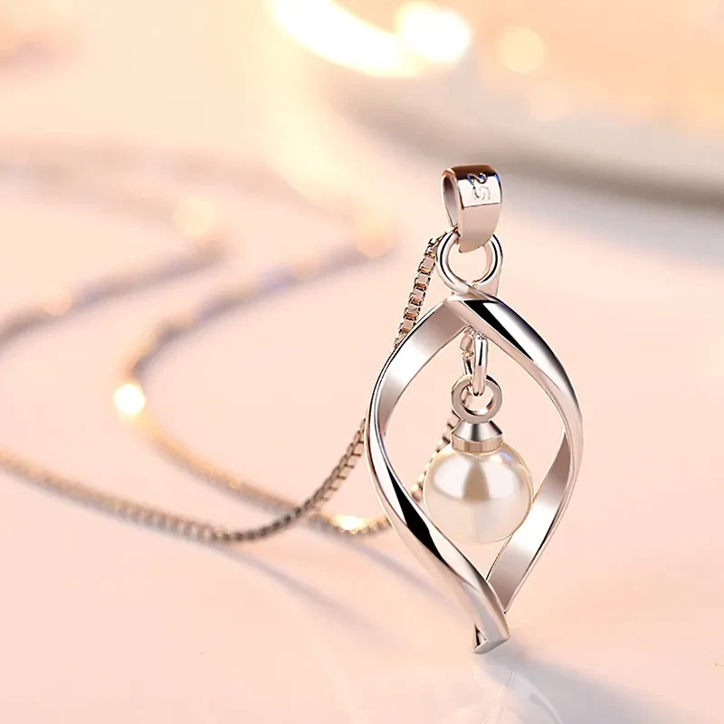 Women's Twist Fashion Pearl Pendant