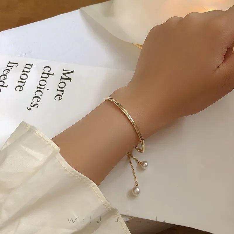 Simple Curved Shell Beads Pendant Bracelet