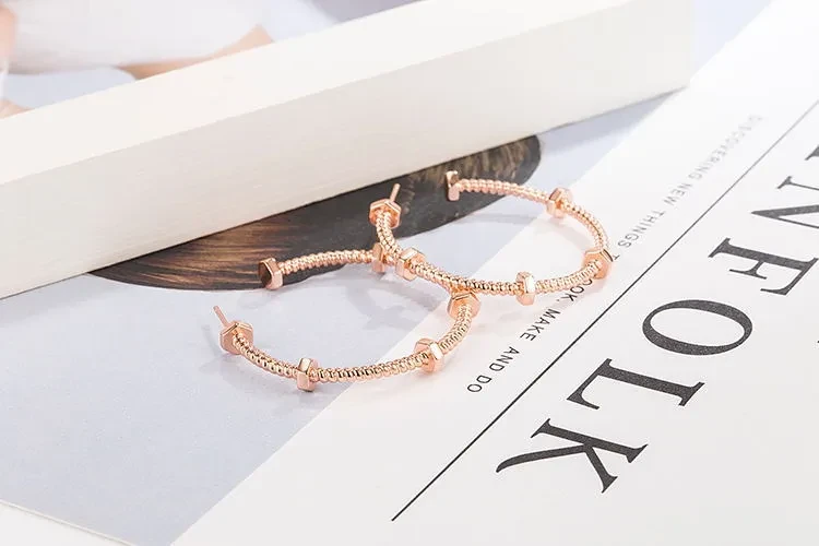 Simple And Elegant Round Studs Ring Spiral Texture Earrings