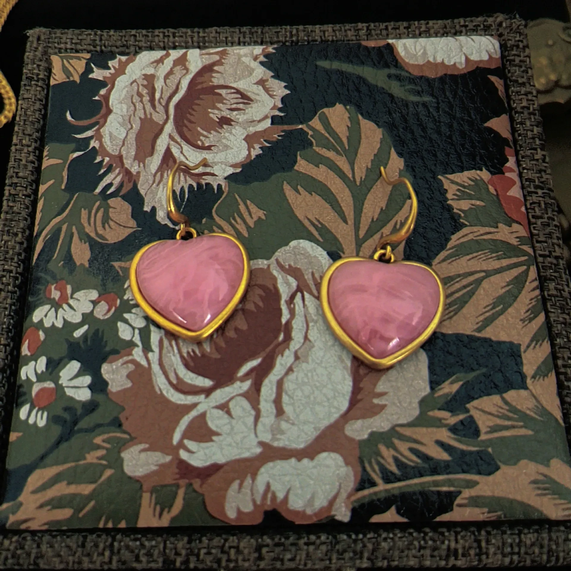 High-end Retro Sweet Cool Cloud Pattern Love Ear Hook