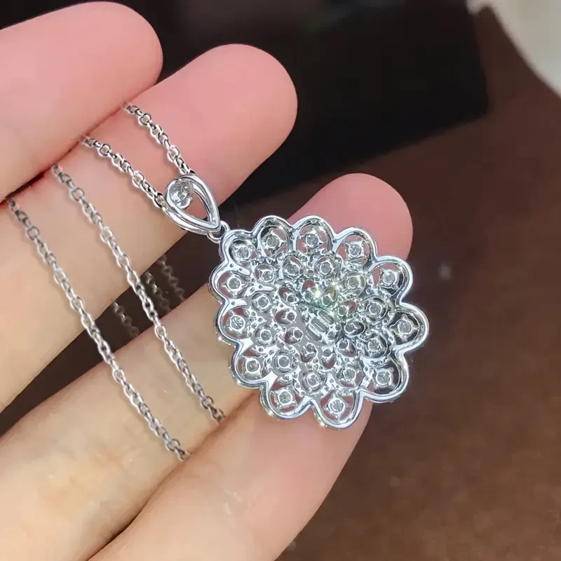 A Women'S Fashion Pendant Necklace