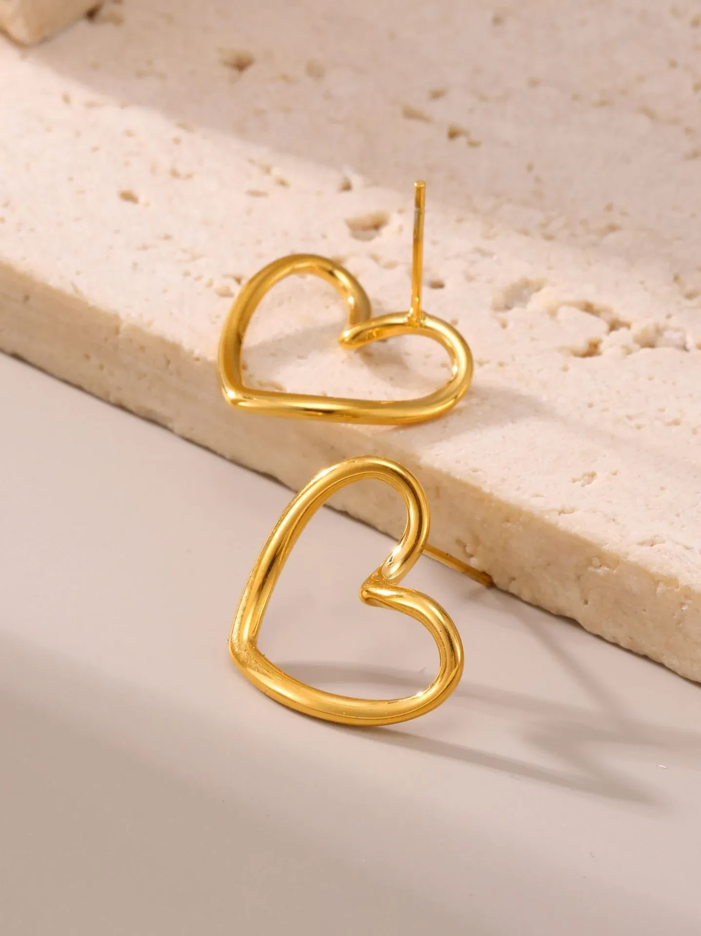 Titanium Steel PVD Electroplating 18K Real Gold Hollow Heart Ear Studs
