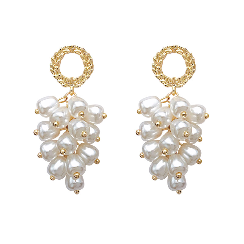 Women's Fashionable Retro Elegant Ear Studs