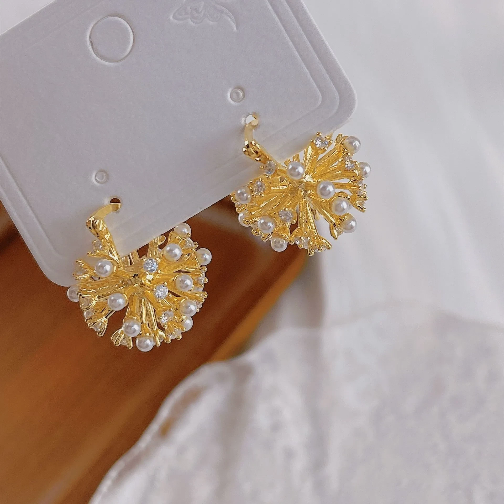 Retro Unique Design Zircon Pearl Fireworks Ear Clip