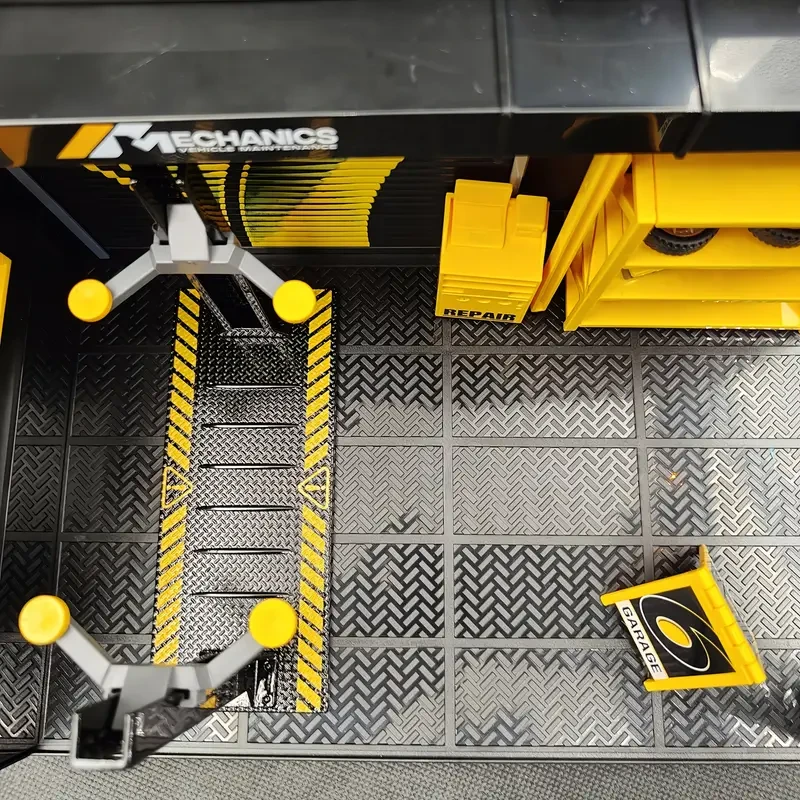 1:24 scale model, repair workshop