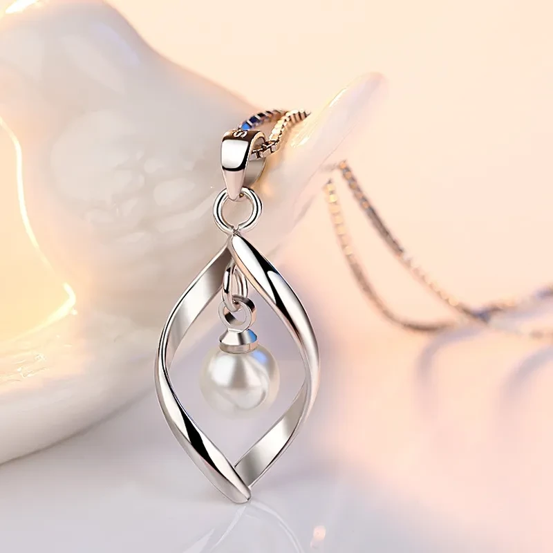 Women's Twist Fashion Pearl Pendant