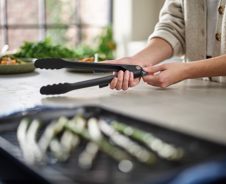 Lockable Tongs with integrated tool rest - Joseph Joseph Duo
