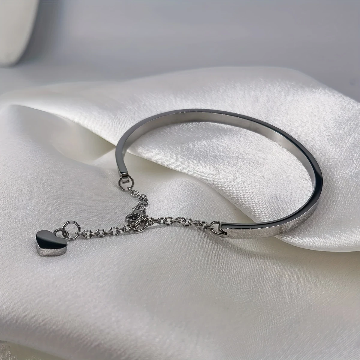 Golden-Plated Stainless Steel Heart Pendant Bracelet with Chain Extension Unisex Fashion Accessory for Men and Women, Perfect for Couples or Casual Attire