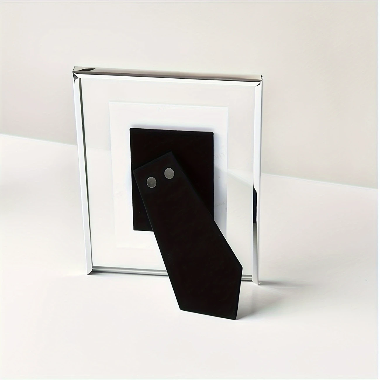 Classic and Simple Retro Style Metal Photo Frame  A Timeless Way to Display Your Memories