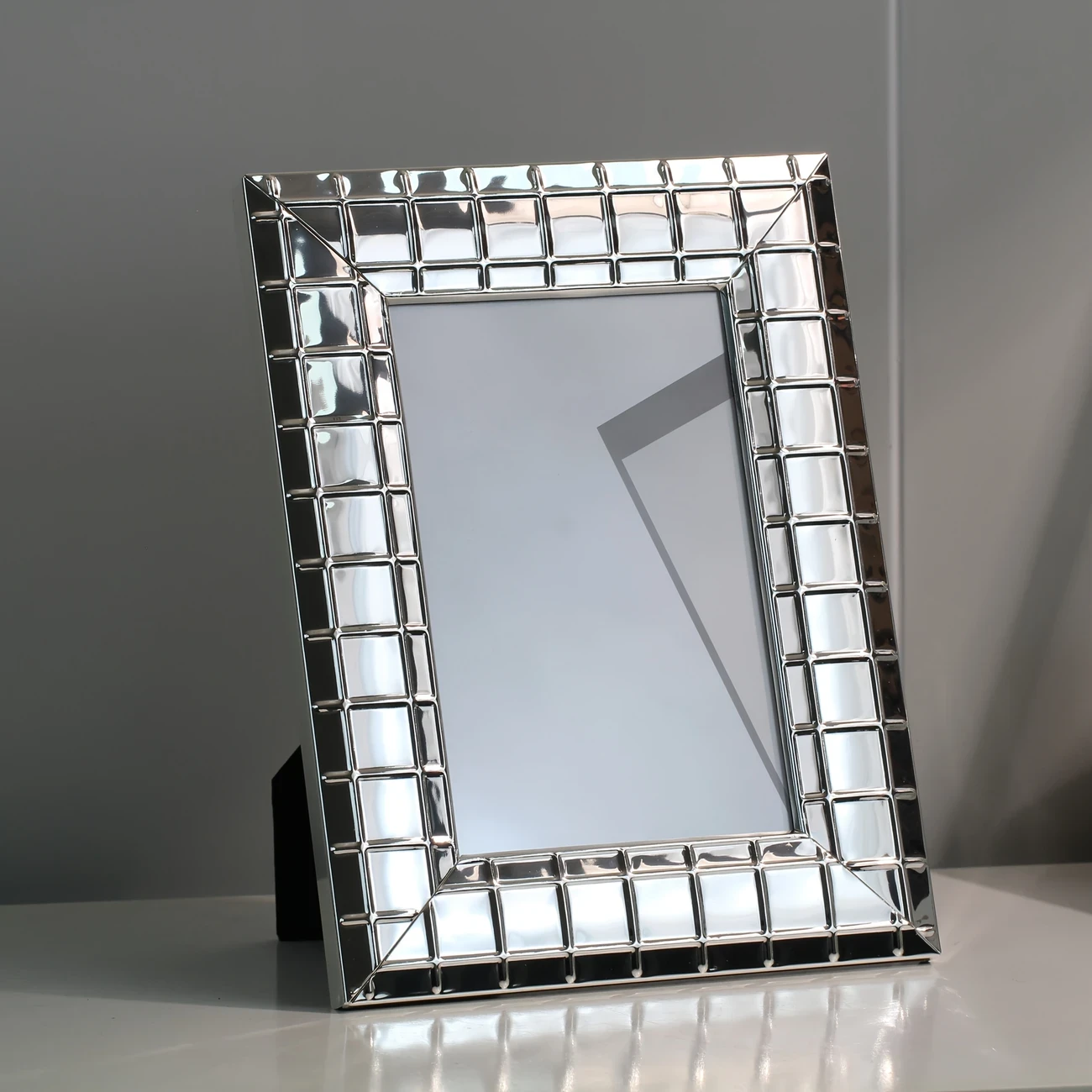 6-inch and 7-inch European-style High-end Exquisite Metal Iron Photo Frames with Stands Silvery Framed Luxury Glass Photo Frame for Portraits & Landscapes, Perfect for Festival Gifts & Precious Photo Memories