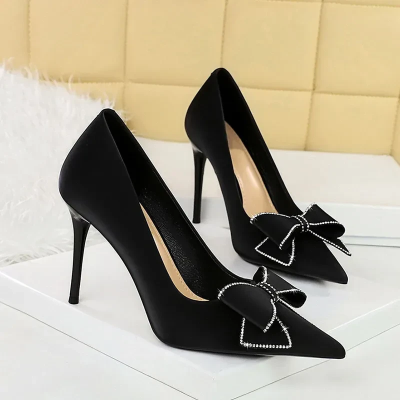Black Pumps With Bow On Back