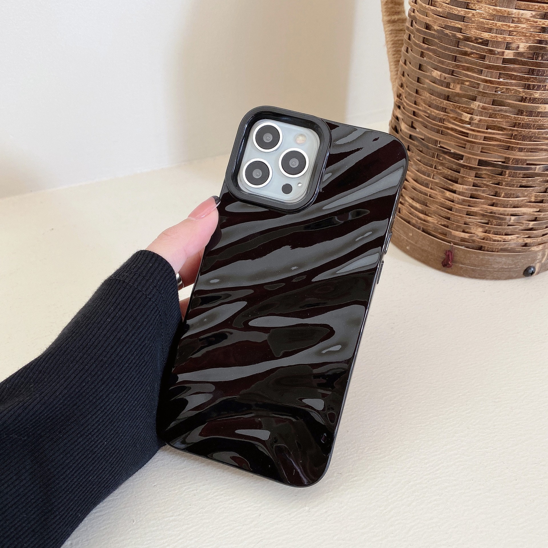 Anti-fall Soft Solid Color Wave Pleated Phone Case
